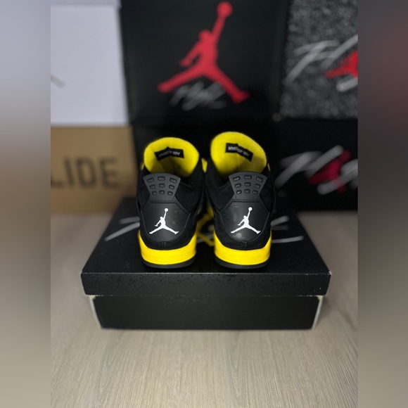 Jordan 4 Retro Thunder - Picture 3 of 5